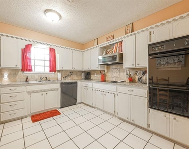 1621 Kavel Drive - Photo Thumbnail 7