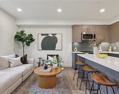 5717 Carlton Way - Photo Thumbnail 3
