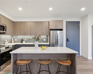 5717 Carlton Way - Photo Thumbnail 4