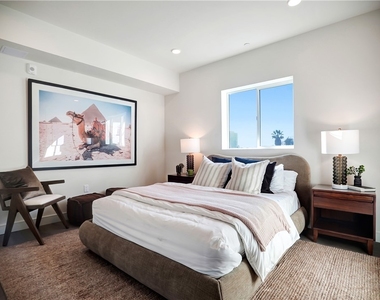 5717 Carlton Way - Photo Thumbnail 2