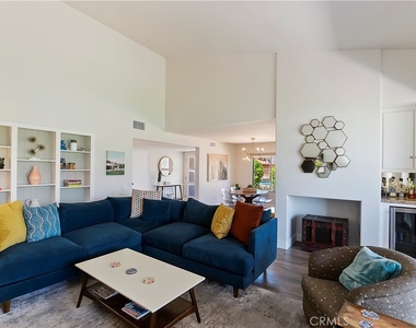 8 Valencia Drive - Photo Thumbnail 2