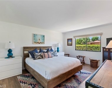 8 Valencia Drive - Photo Thumbnail 4