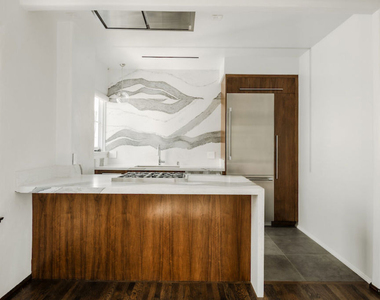 1302 N Sweetzer Avenue - Photo Thumbnail 3