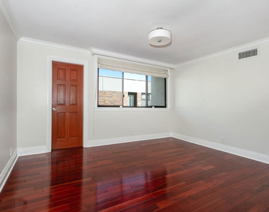 9323 Burton Way - Photo Thumbnail 12