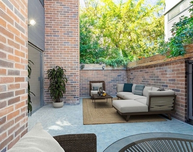 9323 Burton Way - Photo Thumbnail 6