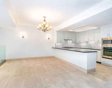 9323 Burton Way - Photo Thumbnail 4
