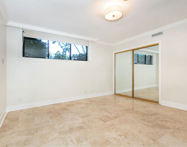 9323 Burton Way - Photo Thumbnail 15