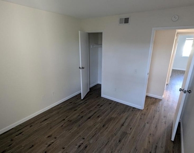 2260 N Indian Canyon Drive - Photo Thumbnail 18