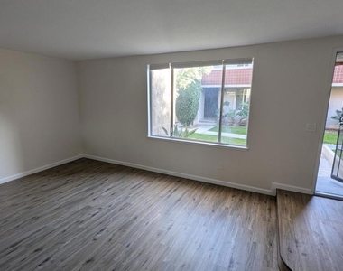2260 N Indian Canyon Drive - Photo Thumbnail 11