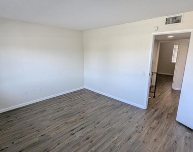 2260 N Indian Canyon Drive - Photo Thumbnail 12