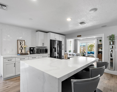 1605 Treemont Avenue - Photo Thumbnail 13