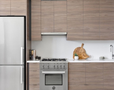 555 West 38th Street - Photo Thumbnail 2