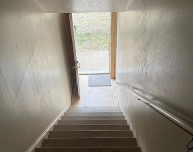 606 Stuart Street - Photo Thumbnail 4