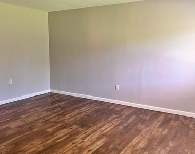 27 E Main Street - Photo Thumbnail 2