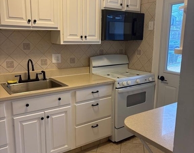 5030 South Dakota Avenue Ne - Photo Thumbnail 12