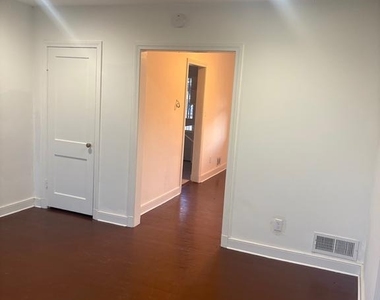 5030 South Dakota Avenue Ne - Photo Thumbnail 23