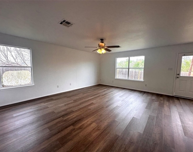 722 Lavaca Loop - Photo Thumbnail 3