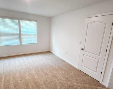 307 Redbud Road - Photo Thumbnail 15