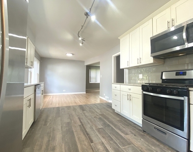426 E Berteau Avenue - Photo Thumbnail 6