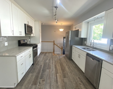 426 E Berteau Avenue - Photo Thumbnail 4