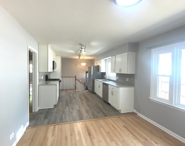 426 E Berteau Avenue - Photo Thumbnail 2