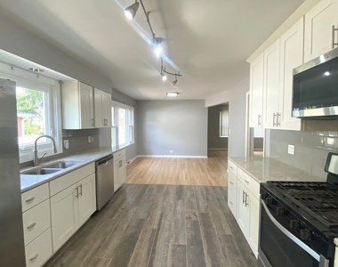 426 E Berteau Avenue - Photo Thumbnail 5