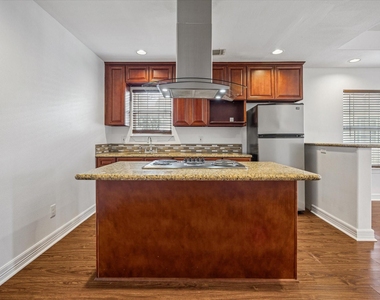 708 E 32nd Street - Photo Thumbnail 9