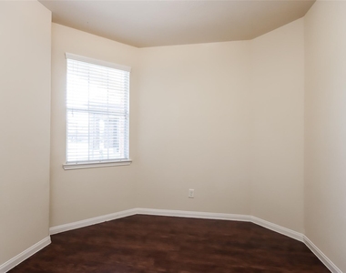 9714 Cira Court - Photo Thumbnail 11