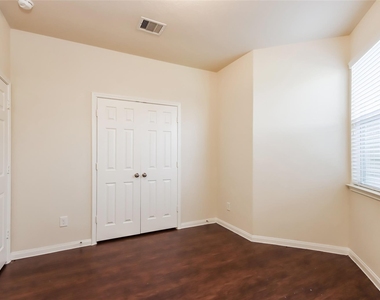 9714 Cira Court - Photo Thumbnail 12