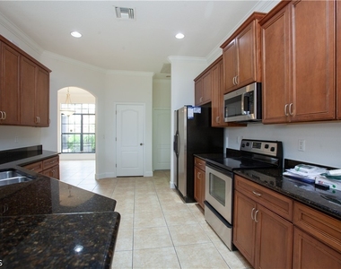 2110 Sw 38th Terrace - Photo Thumbnail 3