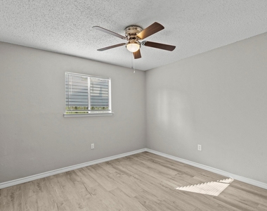 911 Avenue K - Photo Thumbnail 4