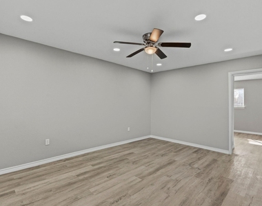 911 Avenue K - Photo Thumbnail 9