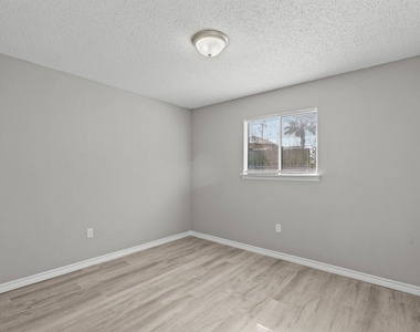 911 Avenue K - Photo Thumbnail 2