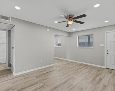 911 Avenue K - Photo Thumbnail 5