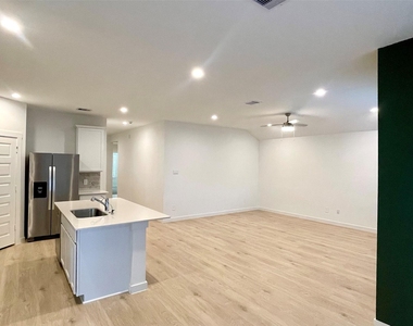31710 Carlisle Cove Ct - Photo Thumbnail 4