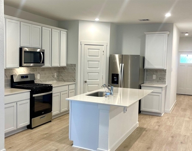 31710 Carlisle Cove Ct - Photo Thumbnail 2