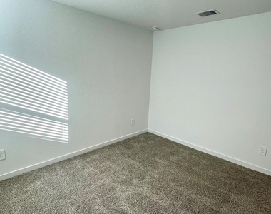 31710 Carlisle Cove Ct - Photo Thumbnail 7