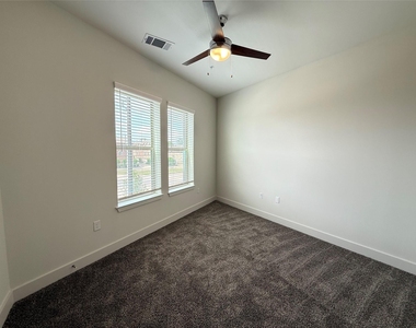 641 W Crosstimbers Street - Photo Thumbnail 3