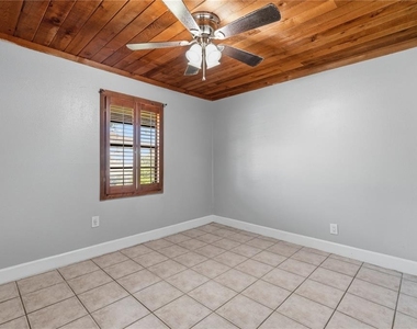 10301 Trail Ridge Lane - Photo Thumbnail 15
