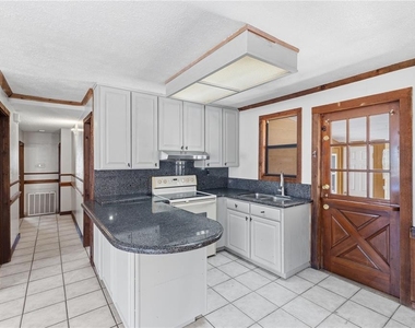 10301 Trail Ridge Lane - Photo Thumbnail 7