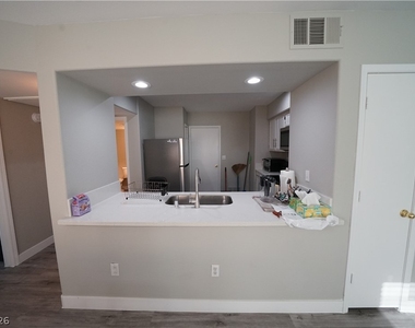7255 W Sunset Road - Photo Thumbnail 10