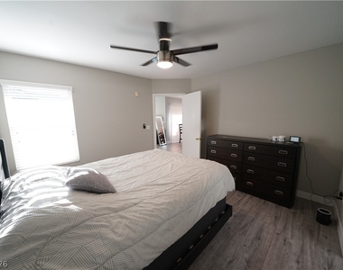 7255 W Sunset Road - Photo Thumbnail 13