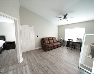 7255 W Sunset Road - Photo Thumbnail 8