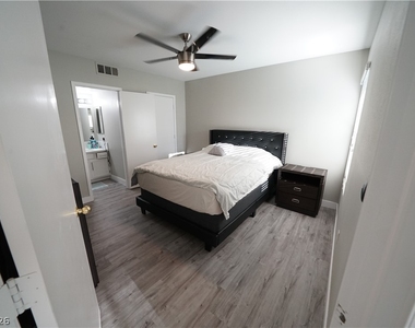 7255 W Sunset Road - Photo Thumbnail 12