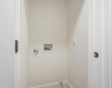 763 Lakeside Drive - Photo Thumbnail 11