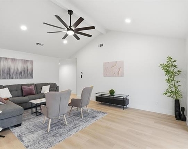 763 Lakeside Drive - Photo Thumbnail 5