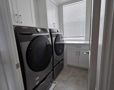 711 Winchester Drive - Photo Thumbnail 13