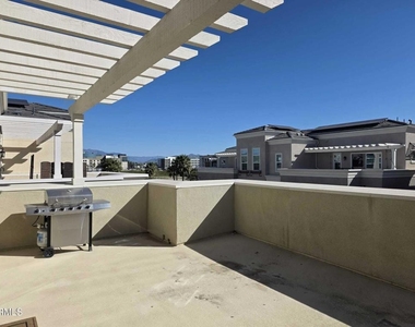 711 Winchester Drive - Photo Thumbnail 2