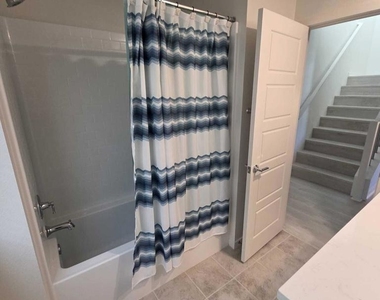 711 Winchester Drive - Photo Thumbnail 20