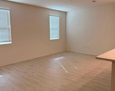 711 Winchester Drive - Photo Thumbnail 24